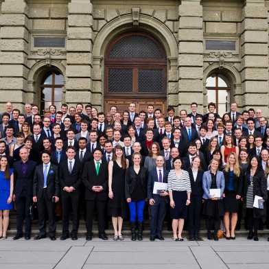 Picture of the graduates in front of the ETH main building.
