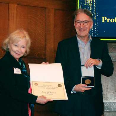 Alain-Sol Sznitman receives the Blaise Pascal Medal at the award ceremony